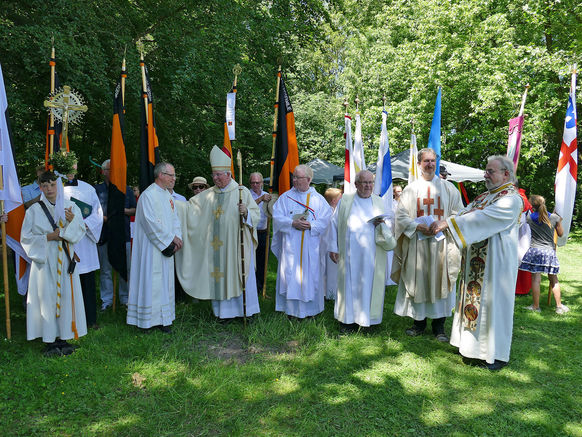 Festgottesdienst zum 1.000 Todestag des Heiligen Heimerads auf dem Hasunger Berg (Foto: Karl-Franz Thiede) Festgottesdienst zum 1.000 Todestag des Heiligen Heimerads auf dem Hasunger Berg (Foto: Karl-Franz Thiede)